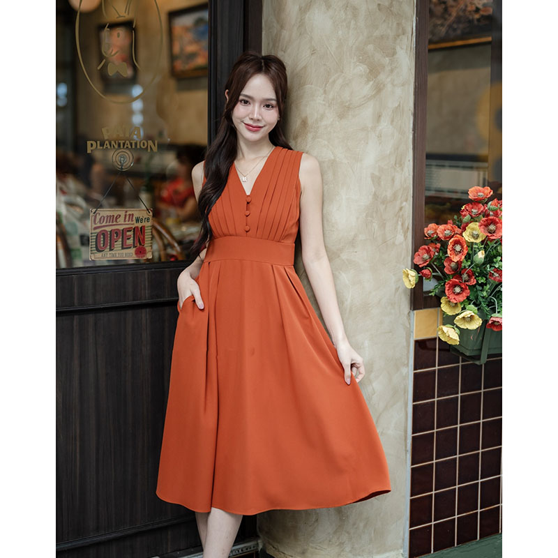 kudapy เดรสสั้นสีสีชมพูกลีบบัว/สีเขียว/สีส้มอิฐ/สีขาว/สีครีม มิดี้ ช่วงอกตีเกล็ด ติดกระดุมปั๊มเรียง 3 เม็ด คอวี ช่วงเอวทำขอบสูงเผื่อให้ดูมี shape ต่อด้วยกระโปรงทรงทวิสข้าง