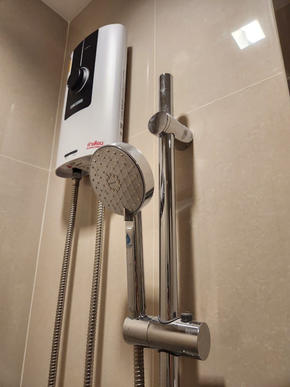 ให้เช่าห้องสวย2ห้องนอนตกแต่งพร้อมเข้าอยู่ สอบถามแอด Line ID : Smile-easy ที่ Life Sathorn Sierra