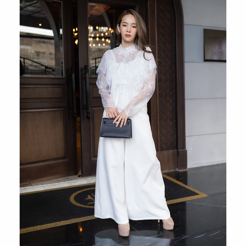 kudapy เซตเสื้อลูกไม้ผ้าสีครีม/สีชมพู/สีขาว ผ้าเนื้อนิ่มมากๆ แขนยาว ซิปหลัง แต่งระบายรอบอก แมทช์คู่กับกางเกงขายาว ซิปหลัง ขาบาน