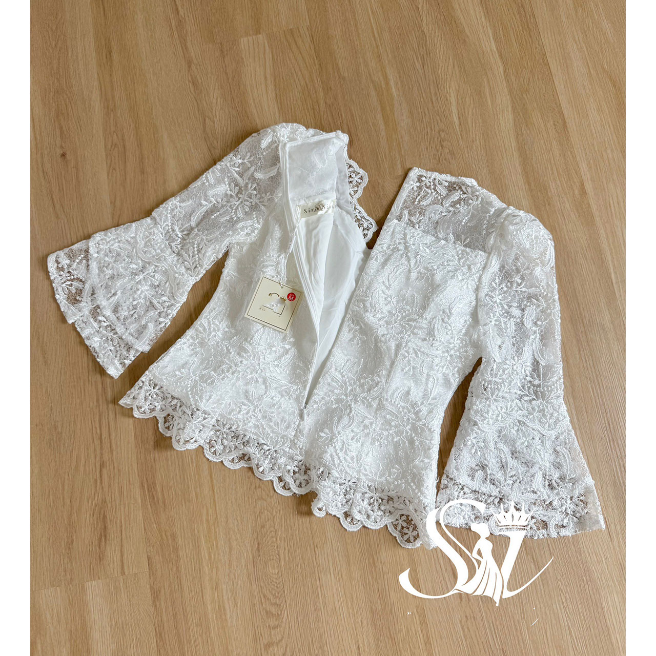 kudapy ชุดเซ็ทลูกไม้ใยบวบพรีเมี่ยม คอวี แขนกระดิ่ง มีซับในสองชั้นเย็บกุ่นขอบซ่อนตะเข็บ ผ้าถุงสำเร็จรูป ผ้าไหมทอลาย