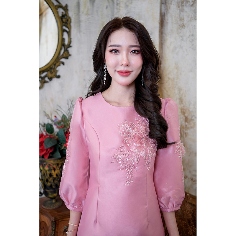 kudapy เดรสสั้นสีชมพู/สีกรม ผ้าไหมทรงแขนพองจั้มปลายแขน ดีเทลแต่งดอกไม้ลูกปัดที่ตัวเสื้อและช่วงแขนทั้งสองข้าง