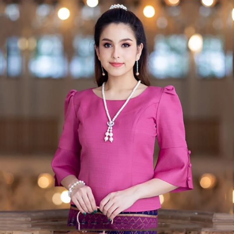 kudapy (ฉพาะเสื้อ) เสื้อผ้าไหม คอกลม สีขาว สีส้ม สีม่วงเข้ม สีม่วงอ่อน สีฟ้า แต่งกระดุมปลายแขน เอวปล่อย ทรงสวยหรู ซิปหลัง สวมใส่สบาย ชุดไทยประยุกต์