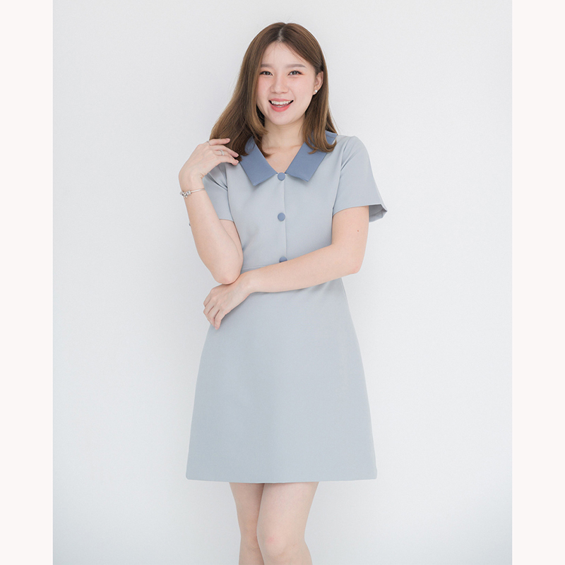 kudapy เดรสสั้นสีเขียว,มัทฉะ,ชมพูเข้ม,เขียวเลมอน,ดำ,ชมพูอ่อน,น้ำตาลเทาหม่น,ครีมชมพู,เทาฟ้า คอปกแขนสั้น กระโปรงทรงเอเล็กๆ แพทเทิร์นตัดต่อกลางตัวเสื้อแต่งกระดุมปั๊มสีเดียวกับปก