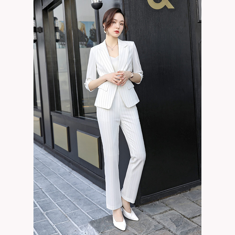 kudapy ชุดสูททำงานผู้หญิงสีดำ/สีขาว/สีเบจ แขนสามส่วนลายทางพร้อมกางเกง จุดเด่นของชุดนี้คือการออกแบบให้เป็นลายทางเพื่อเพิ่มสไตล์
