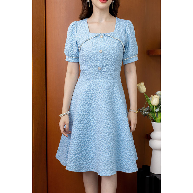 kudapy เดรสสั้นสีฟ้า/สีชมพู ผ้าปั้มลายดอก ผ้าสวยมีมิติ มาในแพทเทิร์นสวยหวาน มีดีเทลแต่งมุกช่วงอกและปลายแขน มีกระดุมมุก สวยหวาน