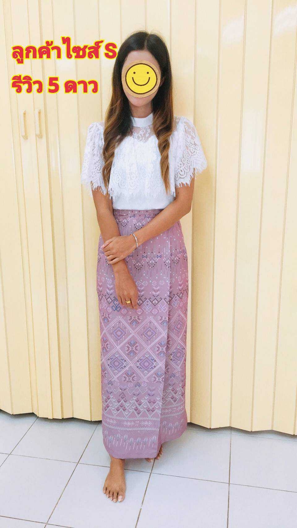 kudapy ชุดไปงานแต่งสีขาว ผ้าถุงสีชมพูอ่อนอมม่วงพิม์ลายตามแบบ เซ็ทเสื้อลูกไม้แต่งแขนระบาย มาคู่กับ กระโปรงลายผ้าไทยสวยมากกกก!!