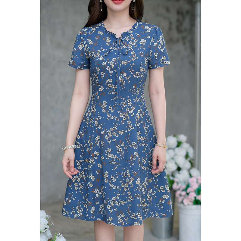 kudapy เดรสสั้นสีฟ้า ลายดอก ทรงสวยสวยเรียบง่าย ผ้าใส่สบาย มีดีเทลจับจับช่วงคอผูกโบว์