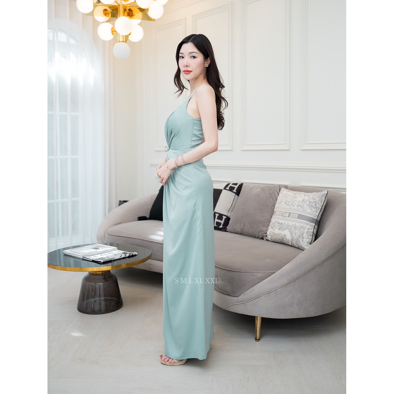 kudapy เดรสยาวสีโอวัลติน/สมิ้นอมฟ้า/สีชมพูกลีบบัว/สีกรม/สีชาเขียว ชุดราตรียาวไหล่เบี่ยงสายเพชรแต่งมัดเอวติดเข็มกลัดเพชรโบว์ งานพรีเมี่ยมผ้าเครปซาติน ซับในเกรดเอ ซิปด้านหลัง สวยหรู