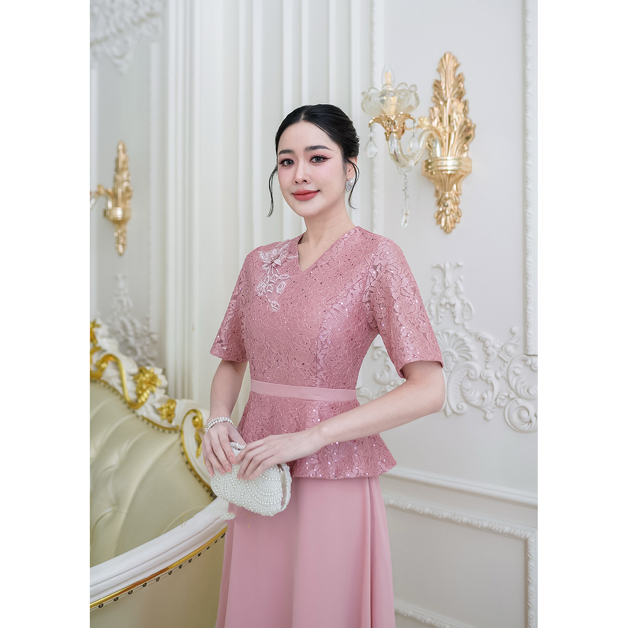 kudapy เดรสยาวทรงสวยสุภาพ ด้านบนเป็นผ้าลูกไม้ลายกุหลาบอัดกาวสวยมากแถมมีแต่งกลิตเตอร์ แต่งดอกไม้ช่วงไหล่