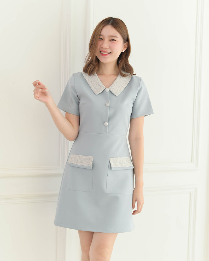 kudapy เดรสสั้นสีเทาฟ้า/สีครีมเข้ม/สีดำ/สีชมพูอ่อน คอปกแขนสั้น แต่งปกและฝากระเป๋าด้วยผ้าชาแนลโทนสีแมทช์กับชุด