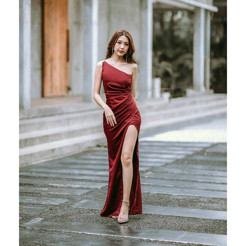 kudapy เดรสยาวสีแดง/สีกรม/สีชาไทย ไหล่เดียว แต่งเพชรสายคู่คาดหลัง ชุดราตรีออกงาน