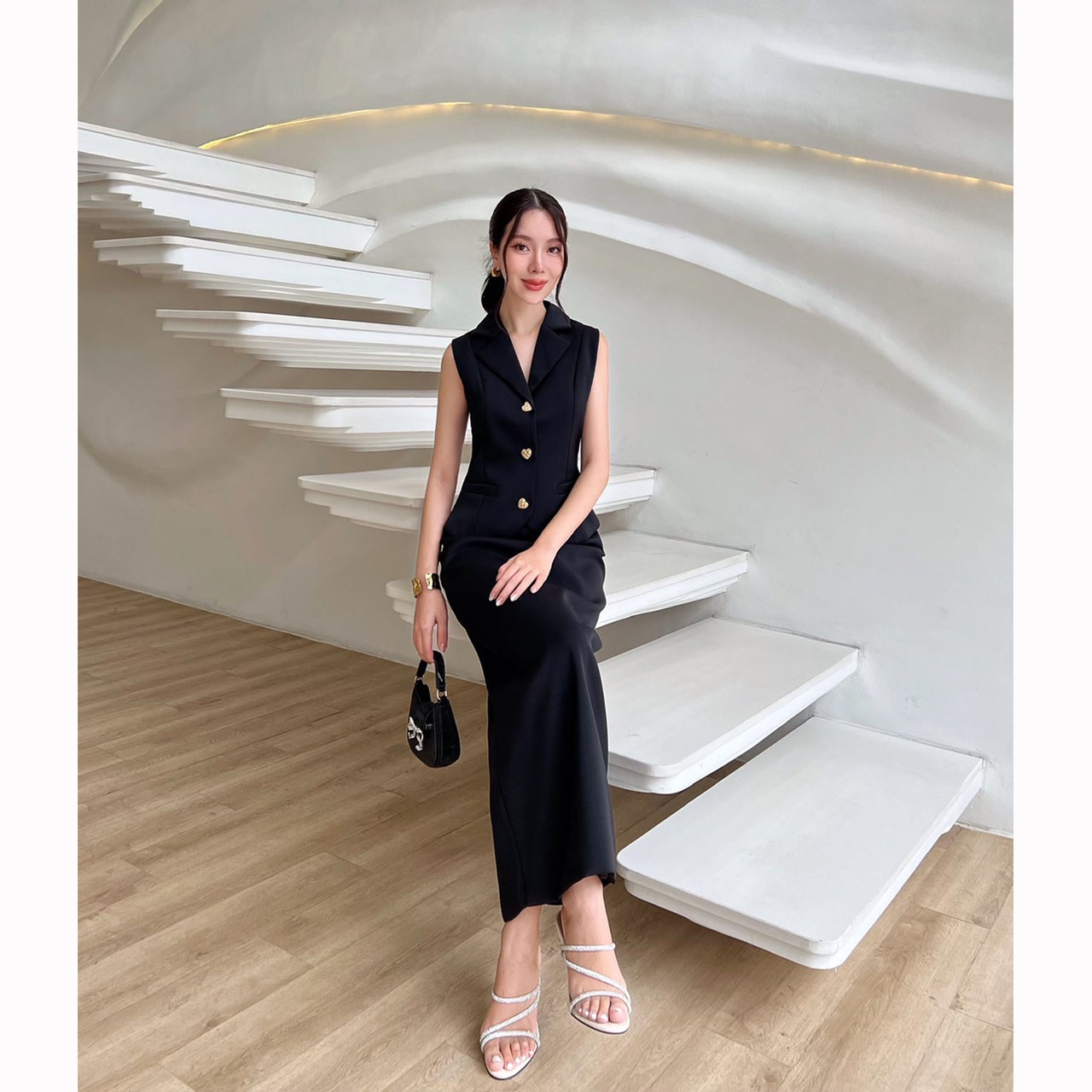 kudapy ชุดเซ็ทเสื้อแขนกุดกับกระโปรงยาวสีดำ ตัวเสื้อคอปก กระดุมจริงสีทองรูปหัวใจ มีซับในอย่างดี