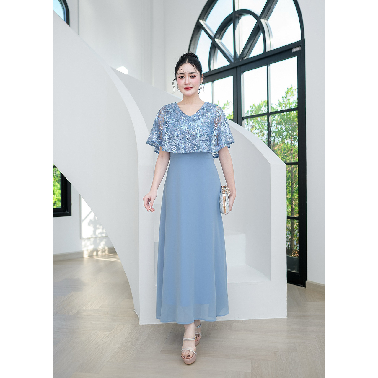 kudapy แม็กซี่เดรส คลุมไหล่หรูหรา ตัวเดรสเป็นงานผ้าชีฟอง ผ้าลูกไม้เลื่อม