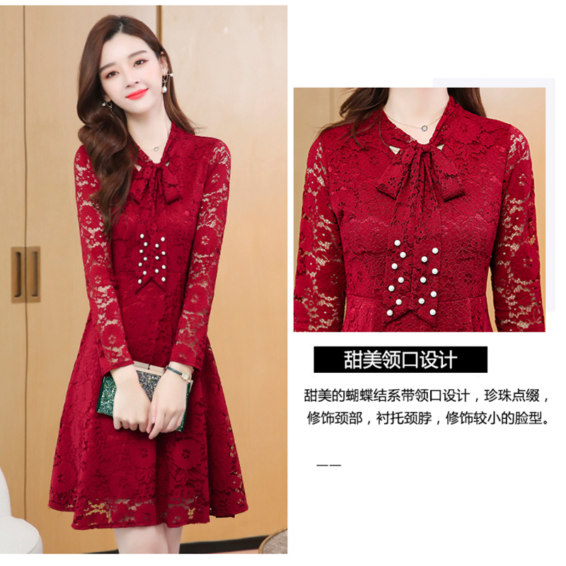 kudapy เดรสสั้นสีแดงเข้ม ผ้าลูกไม้ คอวีมีสายผูกโบว์ตกแต่งมุก แขนยาว กระโปรงทรงเอ