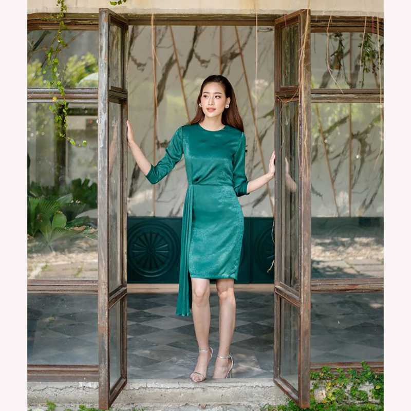 kudapy เดรสสั้นออกงาน ผ้าซาตินเครป คอกลม แขนสี่ส่วน กระโปรงเข้ารูปทรงสอบ แต่งผ้าเฉลียงยาวด้านข้าง สวยเก๋มากๆ