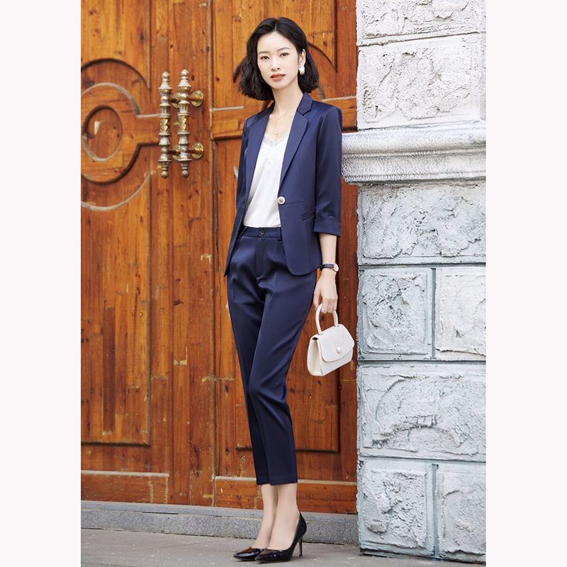 kudapy ชุดสูททำงานผู้หญิงสีชมพู/สีกรมเข้ม ปกป้านแขนห้าส่วนพร้อมกางเกง จุดเด่นของชุดนี้คือได้ลุคที่สดใส