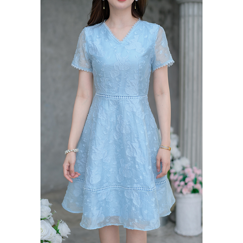 kudapy เดรสสั้นสีขาว/สีฟ้า ผ้าผสมมีเทคเจอร์ลายดอกนูนสวย แต่งด้วยลูกไม้ทั้งตัว รอบคอ รอบปลายแขน