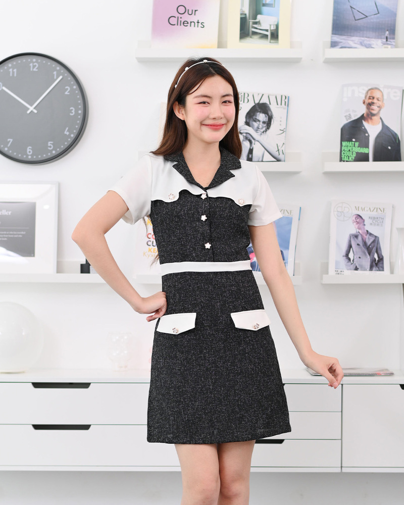 kudapy เดรสแขนสั้นคอปกในตัว ตัดต่อกลางตัวเสื้อแต่งกระดุมมุกขอบดาว แต่งระบายบ่าหน้าและตัดต่อขอบเอวให้อำพรางหุ่นมีเอวคอด