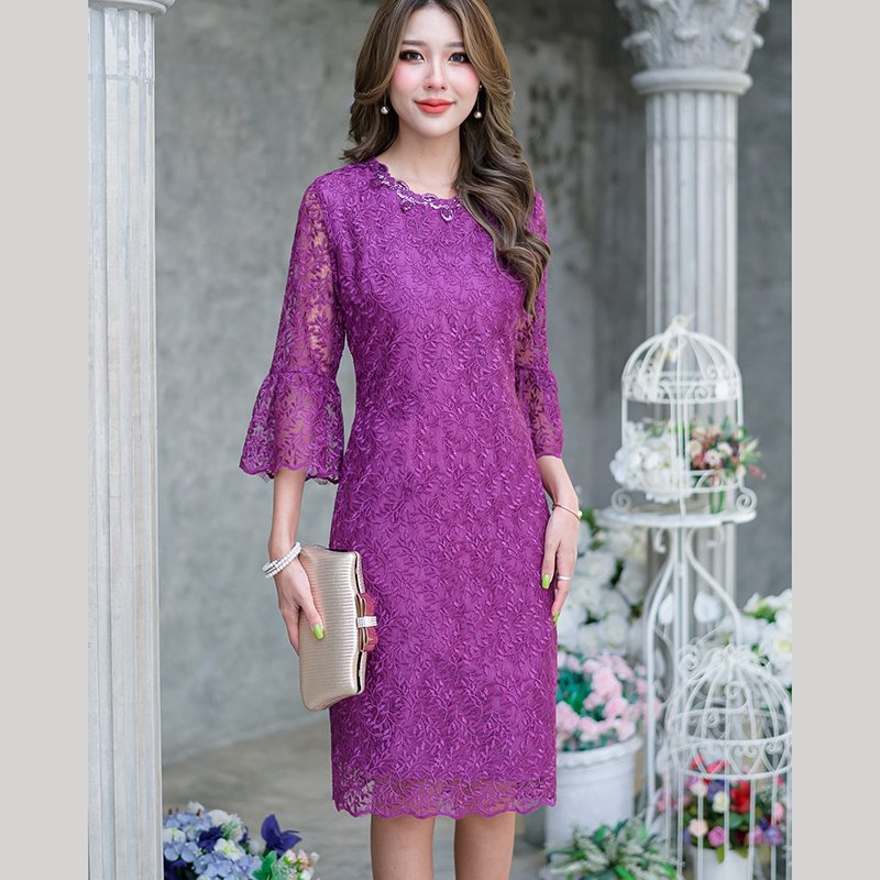 kudapy เดรสลูกไม้เนื้อเงาแขนสามส่วน สีม่วง สีชมพู ปลายแขนระบาย คอเสื้อแต่งเลื่อมเพิ่มความหรูหรา ผ้าสวยเกรดดี มีซับในทั้งชุด แต่งซิปหลัง