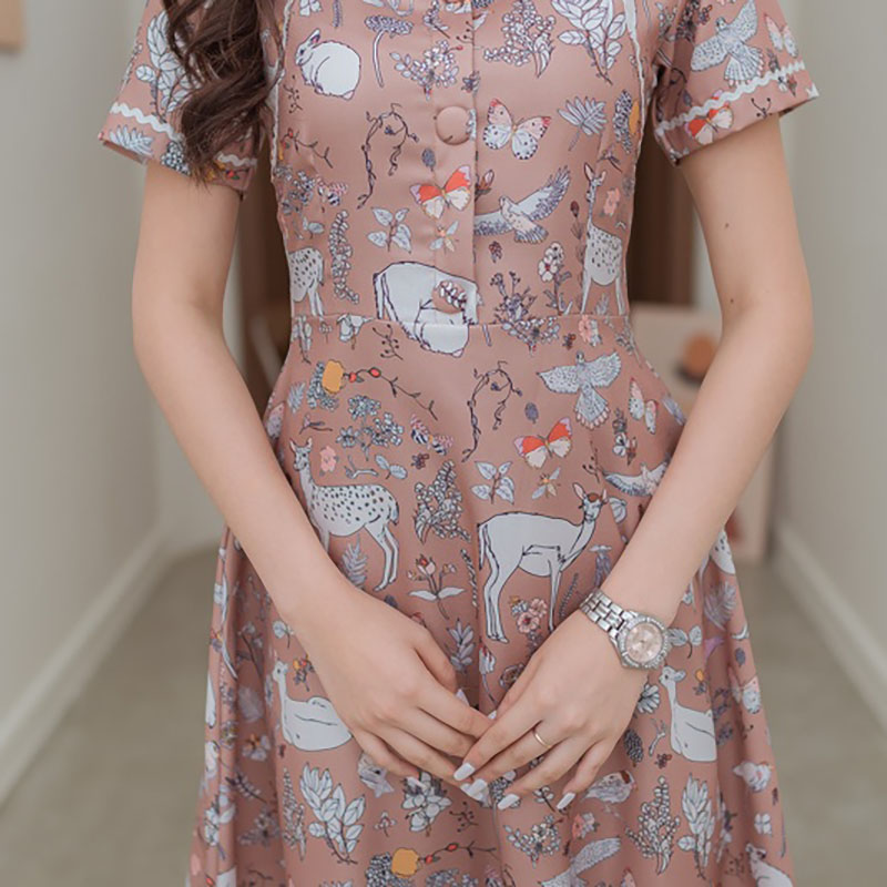 kudapy เดรสสั้นสีน้ำตาล/สีเขียว/สีเทา ผ้าลื่นลายน่ารักติดมินิมอลนิดๆ เหมาะสำหรับใส่ไปทำงานได้ในทุกๆวัน กระโปรงทรงบาน