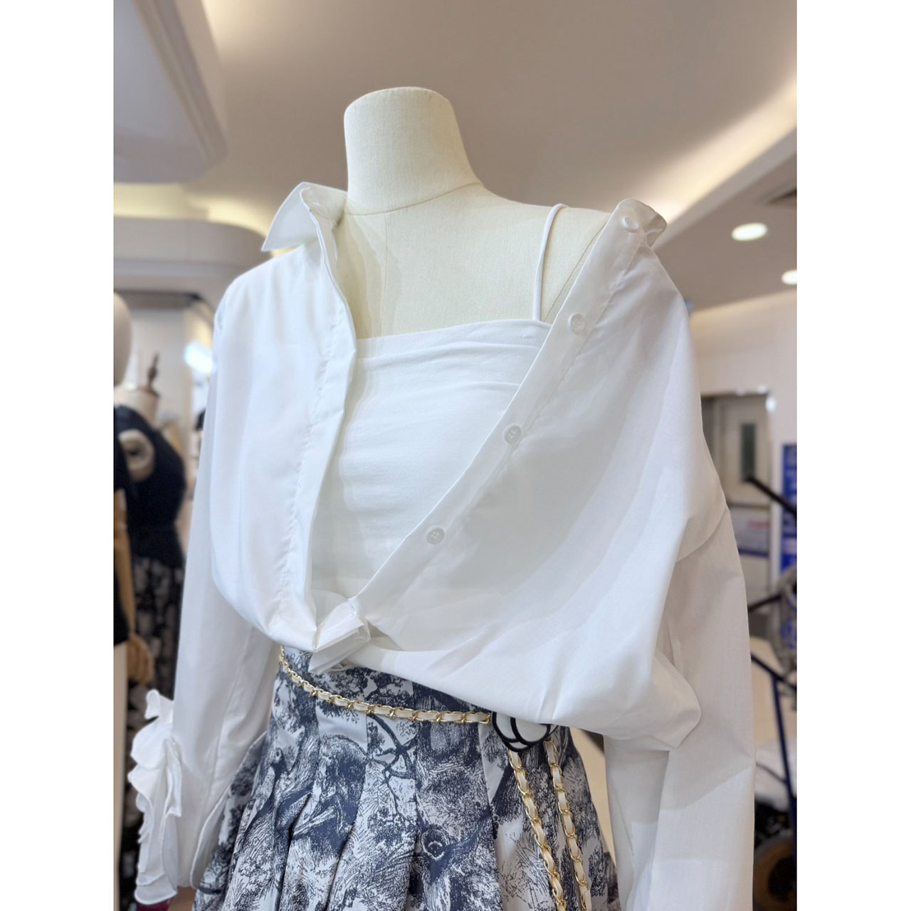 kudapy เซ็ทเสื้อเชิ้ตแขนกุหลาบมาพร้อมกระโปรงยาวพิมพ์ลาย