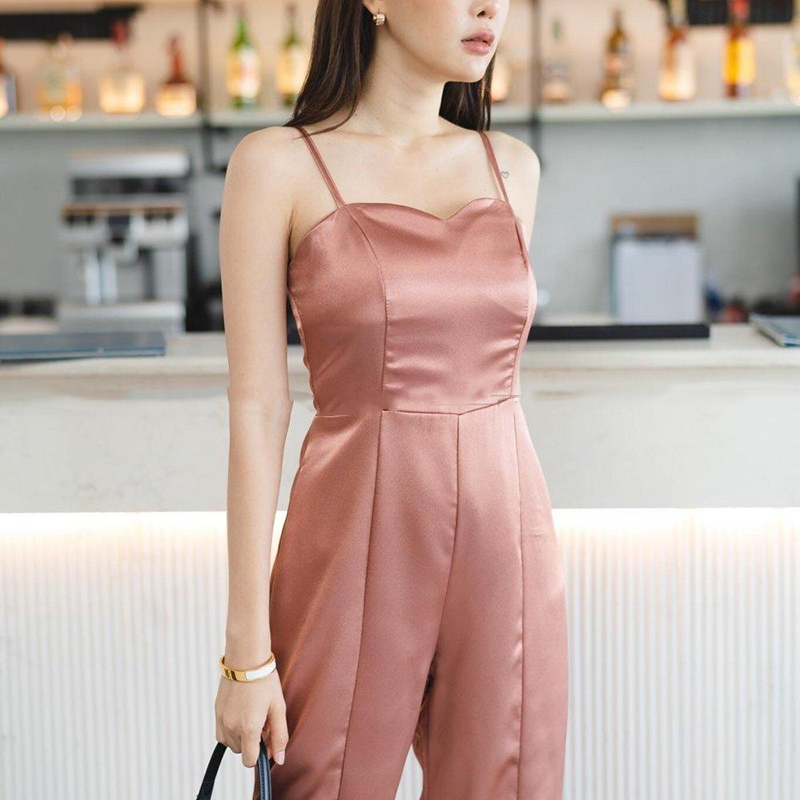 kudapy จั้มสูทขายาวสีกรม สายเดียว ตัดเย็บด้วยผ้าซาติน วาเลนติโน่