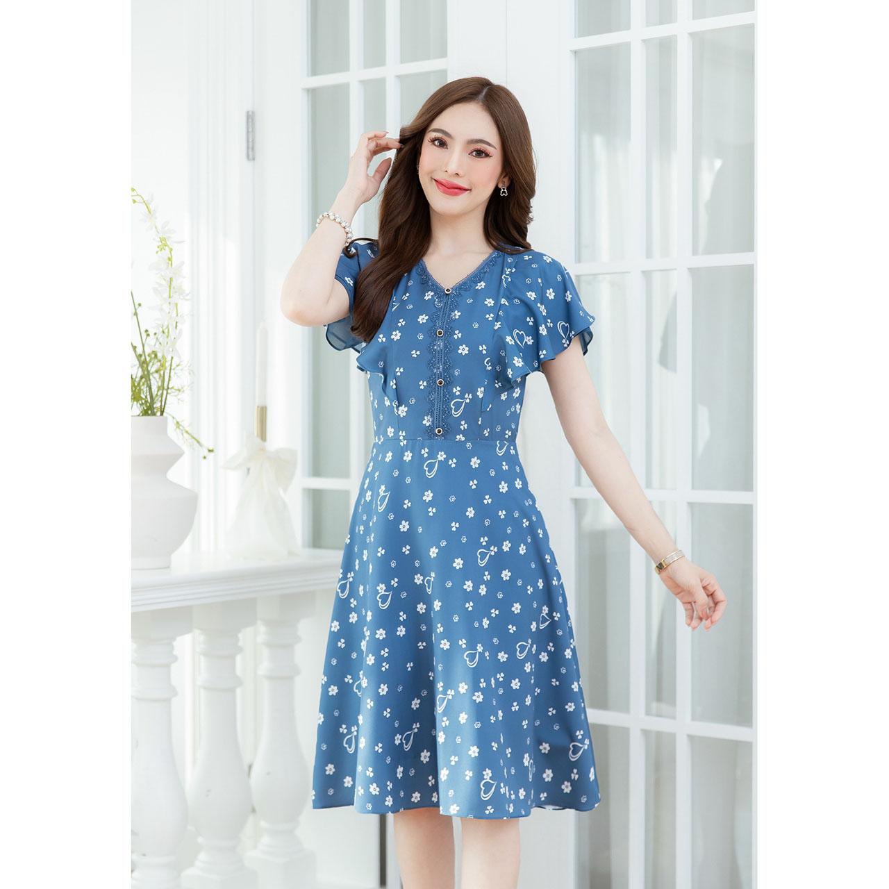 kudapy เดรสสั้นสีดำ/สีคราม พิมพ์ลายหัวใจและดอกไม้ แพทเทิร์นระบายแขนปีก ช่วงแขนเป็นชีฟองพื้นซ้อนกัน