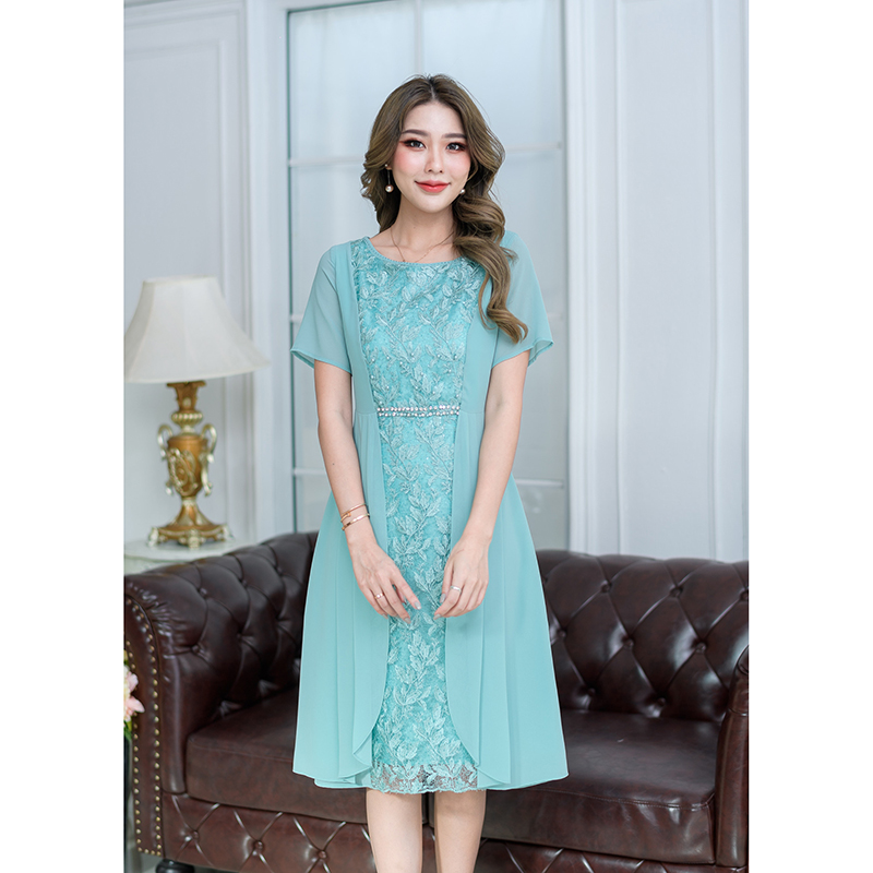 kudapy เดรสสั้นสีชมพู/สีเขียวพาลเทล ดีไซน์เก๋มีดีเทลผ้าลูกไม้เงาด้านหน้า และคลุมด้วยชิฟฟ่อน เหมือนใส่เป็นเสื้อคลุมสองชิ้นแต่เป็นเดรสชิ้นเดียว