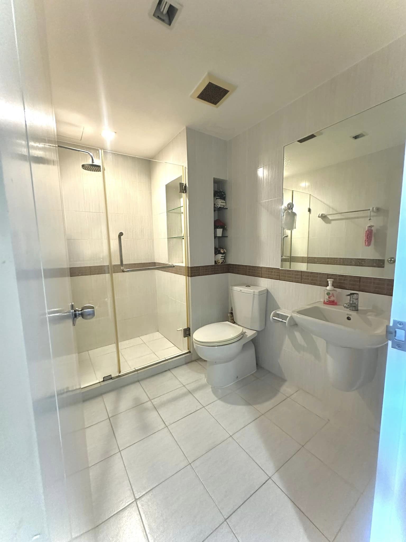 Casa Condo Asoke - Dindaeng ให้เช่าห้องน่าอยู่วิวสระว่ายน้ำ สอบถามแอด Line ID : Smile-easy