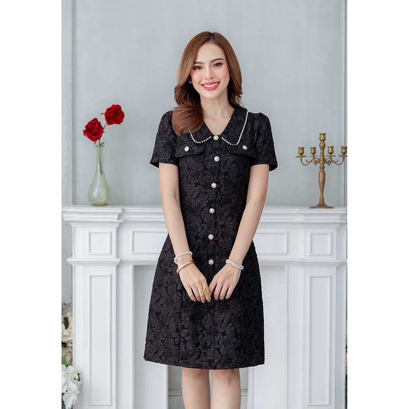 kudapy เดรสสั้นสีดำ/สีน้ำตาล/สีเขียว/สีขาว คอปกมุก ผ้าแจ็คกาด ใส่แล้วดูเพรียว เป็นทรงเข้ารูป มีดีเทลแต่งกระดุม และกระเป๋าช่วงอก เพิ่มความสวยเก๋