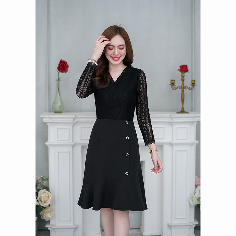 kudapy เดรสสั้นสีชมพู/สีดำ ลูกไม้กระโปรงผ้าพื้น สวยเรียบๆ ใช้ลูกไม้ลายเชิงตัดต่อช่วงอกตามลายผ้า คอวีเป็นลายเชิง สวยหวานดูดี กระโปรงเป็นระบายเฉียงแต่งกระดุมข้าง