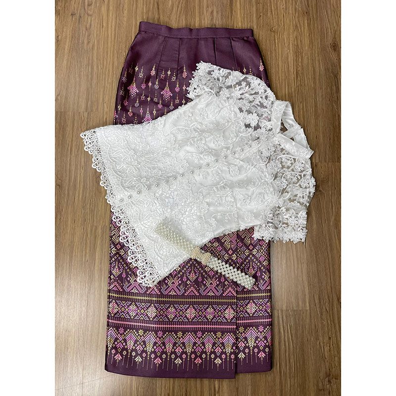 kudapy ชุดเซทลูกไม้ปัก 3D ดอกลอย ยกนูน สวยมาก คอจีน ซับใน 2 ชั้น อย่างดี แต่งมุขเรียงยาวถึงชายเสื้อ ซิปหลัง มาพร้อมกับผ้าถุงสำเร็จรูป