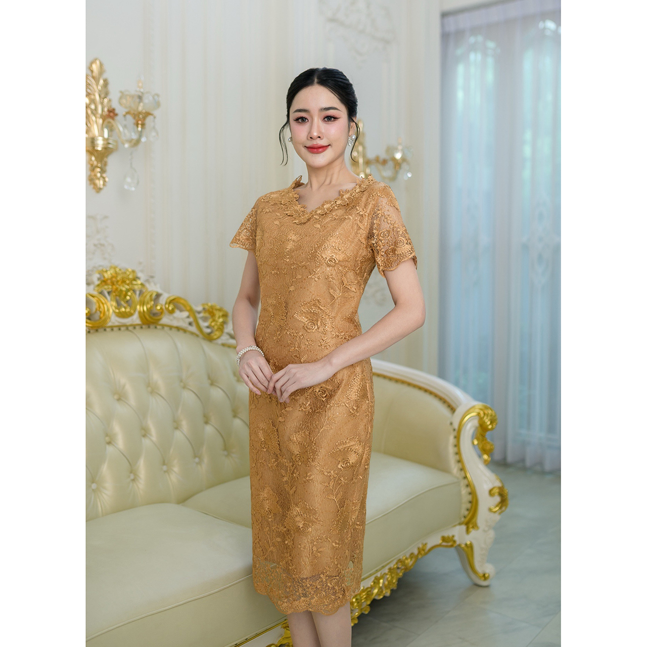 kudapy เดรสผ้าลูกไม้เนื้อผ้าเงาแต่งเลื่อมงานสวยพรีเมี่ยม ดีไซน์คอวี รอบคอแต่งดอกไม้เป็นดอกไม้ลูกไม้ถักลายสวย