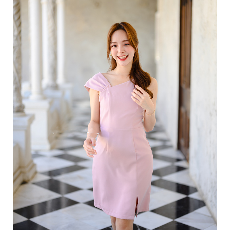 kudapy เดรสสั้นสีชมพู/สีครีม/สีเขียวมัทฉะ/สีแดง ดีไซน์ใหม่ของทางร้าน เก๋ๆ ชิคๆ ด้านนึงเป็นแขนกุดคอเฉียงลงมาที่อก แขนอีกข้างเป็นส่งกลีบบัวจับจีบนิดๆ