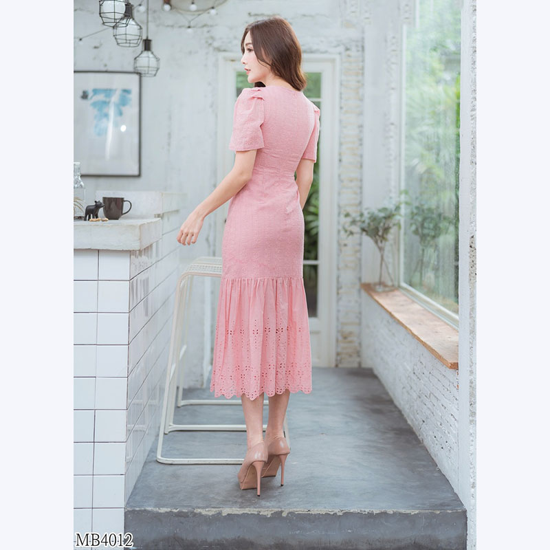 kudapy เดรสยาวคอกว้างสีชมพู แขนพองจั้มจับจีบ ผ้าฉลุเกาหลีสวยน่ารักดูดีมากๆ