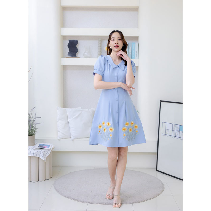 kudapy เดรสสั้นสีชมพู/สีฟ้า/สีน้ำตาล คอปกปักดอกเหลืองแต่งกระดุมน่ารัก