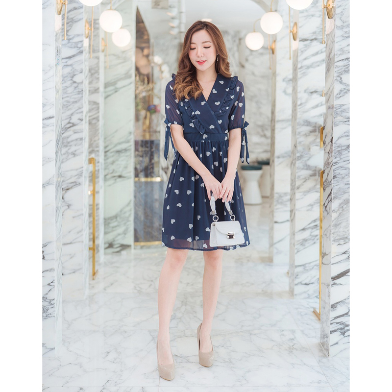 kudapy เดรสสั้นคอวีแขนสั้นผูกโบว์สีกรม/สีชมพู/สีครีม หัวใจอกระบายใส่ดูดีน่ารัก