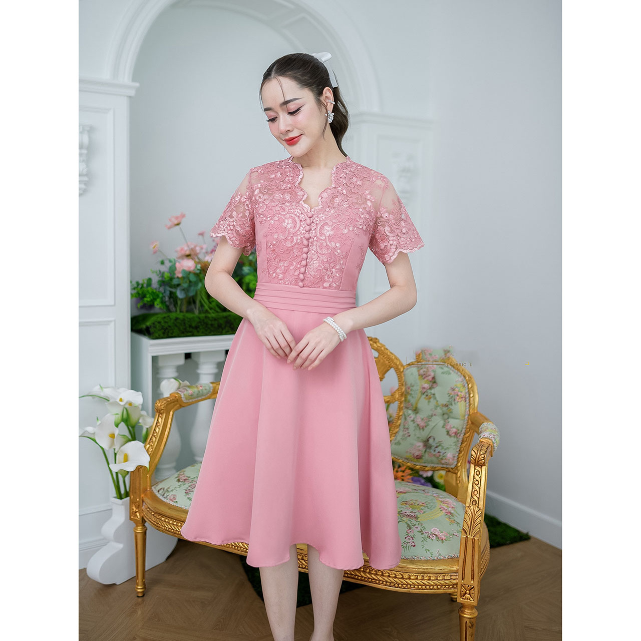 kudapy เดรสสั้นสีชมพู ผ้าลูกไม้ปักเงาเล่นเชิงผ้าช่วงคอและชายแขนเสื้อ ด้านหน้าแต่งกระดุมเล็ก ช่วงกระโปรงเป็นผ้าพื้นเนื้อดีทรงบานพริ้วสวยแต่งคลิบช่วงเอว