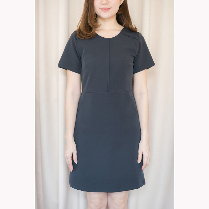 kudapy เดรสสั้นสีแดงเข้ม/สีเทาเข้ม ตัดต่อเล่นคัทติ้งกลางลำตัวและช่วงไหล่ มีกระเป๋าด้านข้าง งานซับในทั้งตัว
