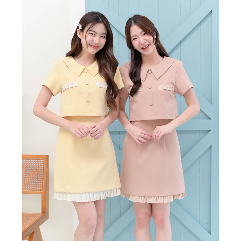 kudapy เดรสสั้นสีโอรส/สีเหลือง แขนสั้น คอปกดีไซน์เก๋เหมือนใส่แยกชิ้น ดต่อกลางลำตัวติดกระดุมปั๊ม แต่งระบายพลีทที่อกและชายซับใน