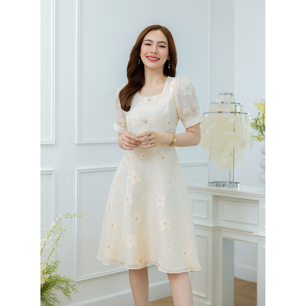 kudapy เดรสสั้นสีชมพู/สีครีม ผ้าทอคอมุก ผ้าสวยเป็นผ้าทอ มีเทคเจอร์ลายดอกนูนน่ารัก มีดีเทลคอมุกช่วงคอและแขน