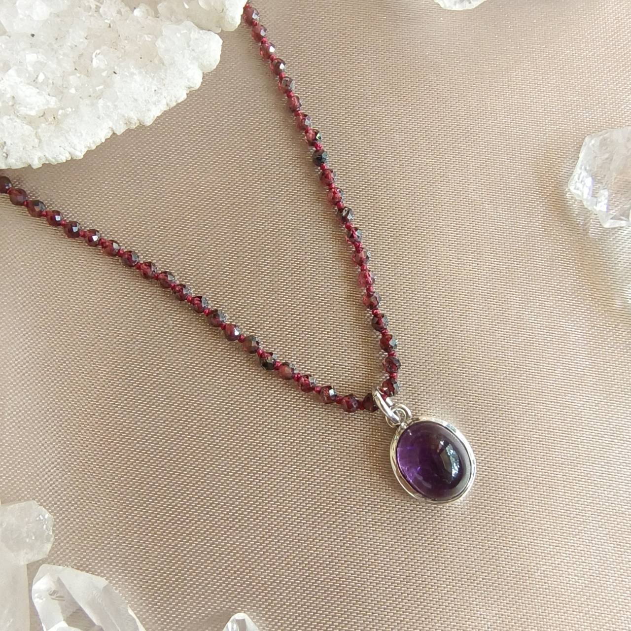 สร้อยคอเชือกถักหินโกมนกับจี้เงินหินอเมทิสต์