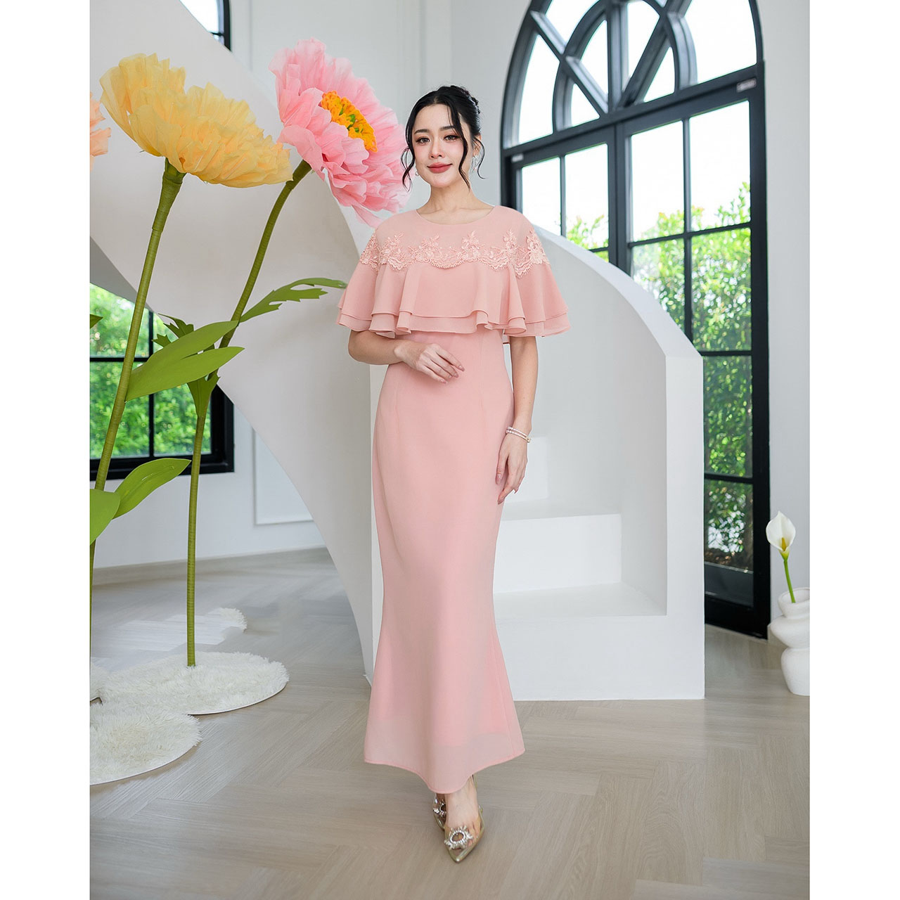 kudapy เดรสผ้าชีฟองตัวยาว งานชายหางปลาเล็กๆไม่บานมาก ดีไซน์คลุมไหล่ถึงสองชั้น แต่งลูกไม้รอบตัวเป็นงานลูกไม้คอร์ดแต่งเลื่อม