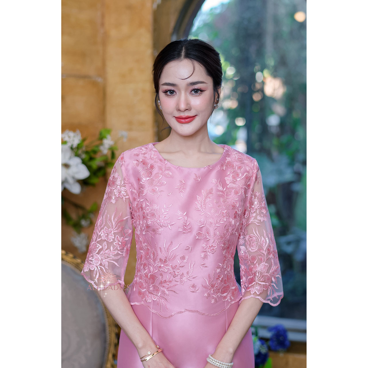 kudapy เดรสสั้นสีชมพู/สีน้ำตาล ผ้าไหมช่วงบนดีไซน์เย็บคลุมด้วยลูกไม้ซีทรูปักลายดอกไม้