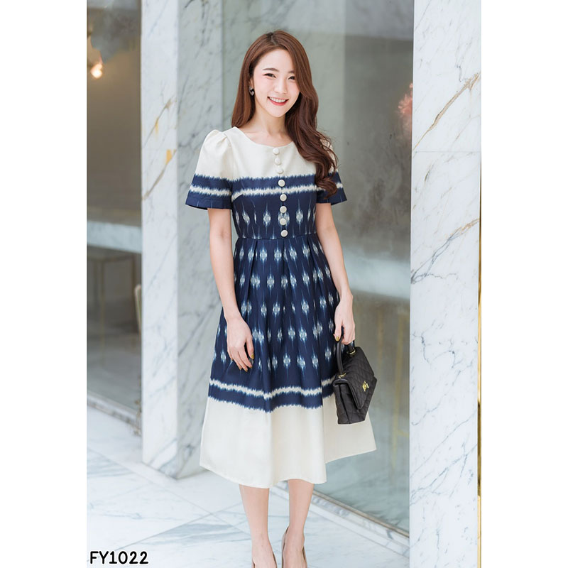 kudapy เดรสสั้นผ้าไทยแขนสั้นสีชมพู/สีกรม แต่งกระดุมหน้าแขนตุ๊กตา พิมพ์ลายดอกจิก ซิบหลัง