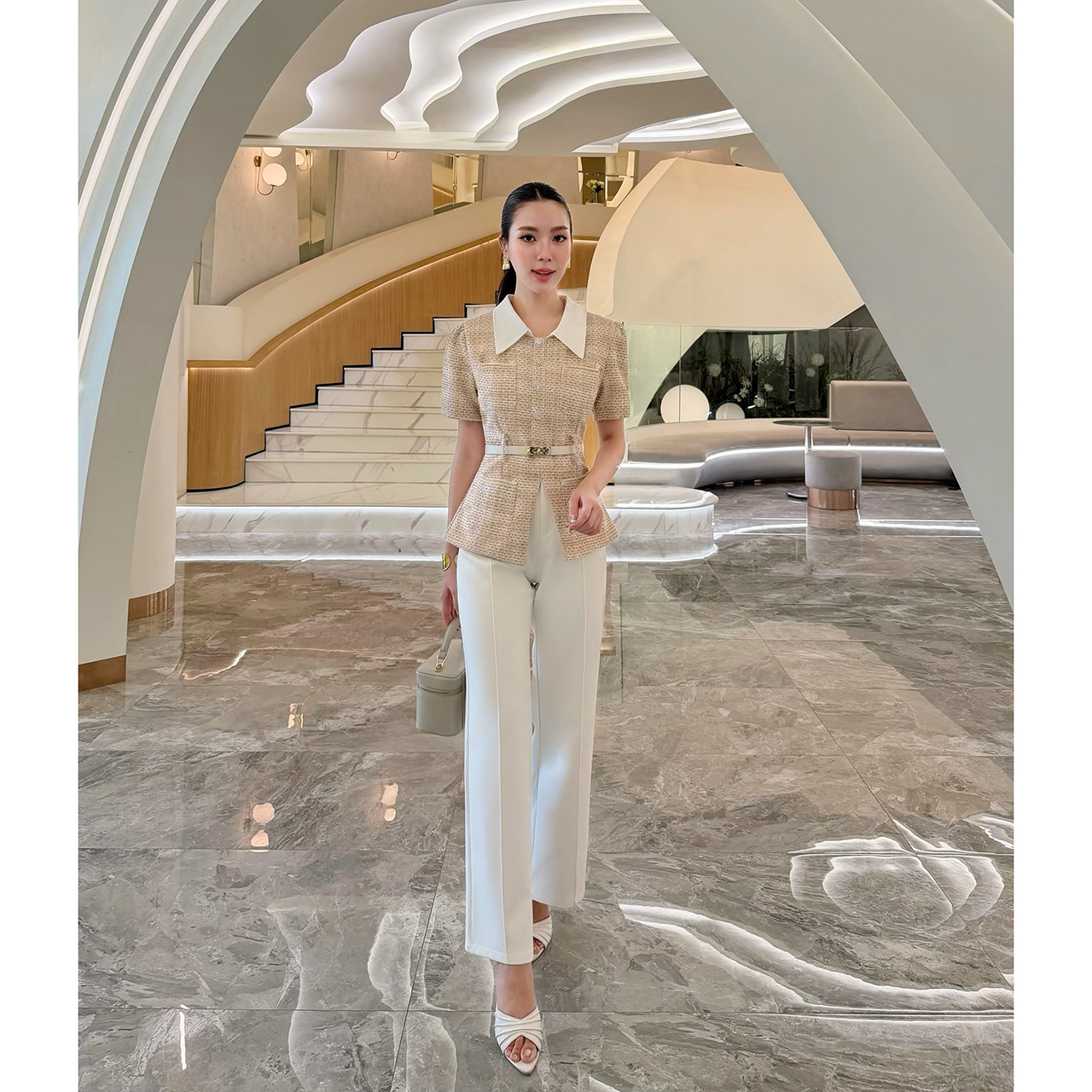 kudapy set 3 ชิ้น: เสื้อทวีต+กางเกง+เข็มขัด ชุดทวีตปกขาว ีเทลกระดุมคริสตัลคือความหรู เสื้อท็อปผ้าทวีต