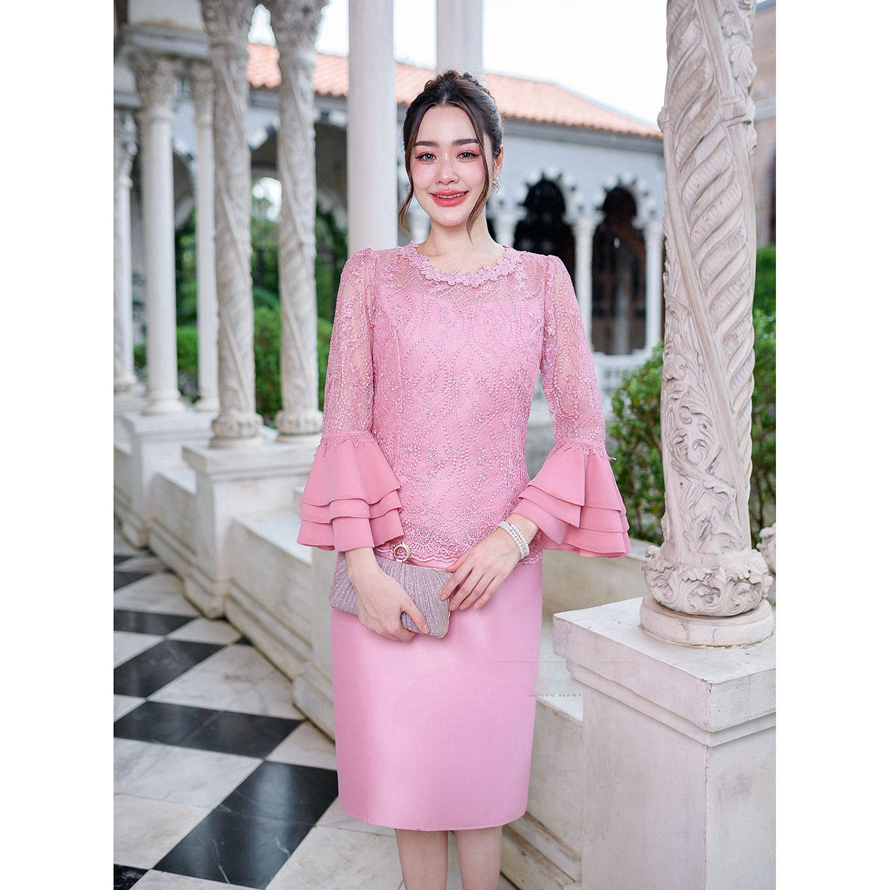 kudapy เดรสผ้าไหม แต่งลูกไม้ ดีไซน์แขนยาวปลายระบายสามชั้น ทางร้านให้ช่างดีไซน์เย็บปลายแขนซ่อนด้าย