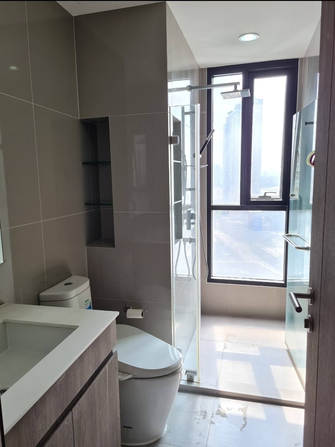 ให้เช่าคอนโด IDEO Mobi Asoke (ไอดีโอ โมบิ อโศก) โซนพื้นที่ MRTเพชรบุรี / มศว. ห้องแบบ 1ห้องนอน / 1ห้องน้ำ · ขนาดห้อง 34.5 ตรม. ชั้น 18