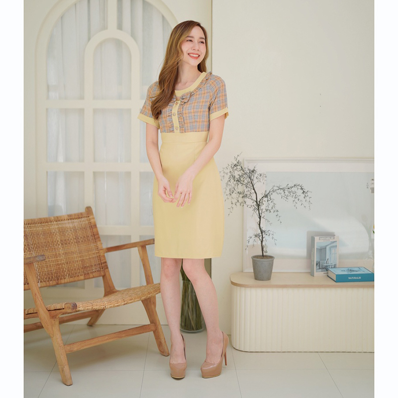kudapy เดรสสั้นสีขาว/สีเหลือง/สีดำ เดรสทำงานลายสก็อตมีกระดุมกลางอก
