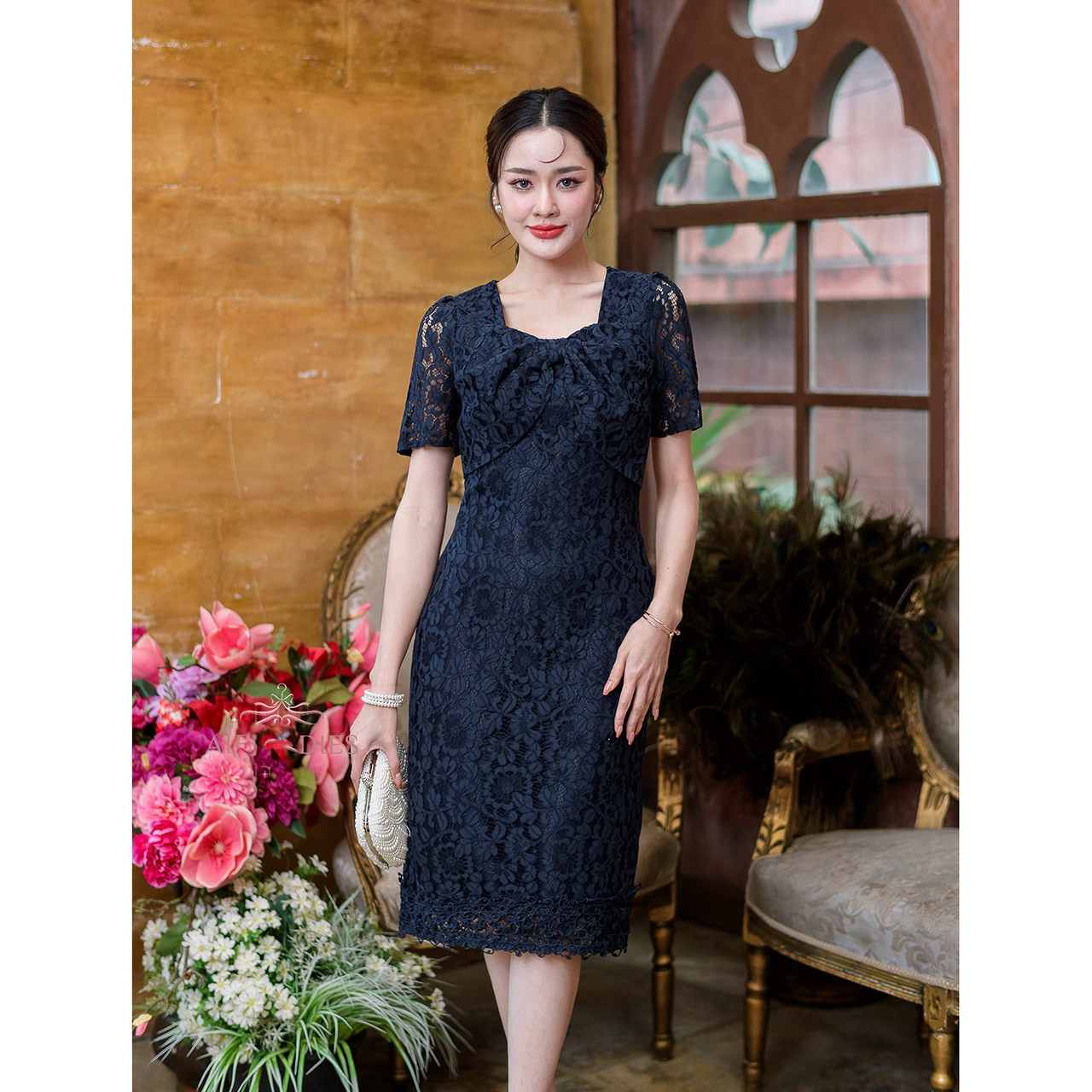 kudapy เดรสสั้นสีกรม/สีชมพูหม่น ผ้าลูกไม้เนื้อนิ่ม แขนสั้นช่วงอกแต่งเย็บผ้าเป็นโบว์อันใหญ่ ชายกระโปรงตกแต่งคาดด้วยลูกไม้เพิ่ม